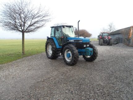 TRACTEUR AGRICOLE FORD 8240